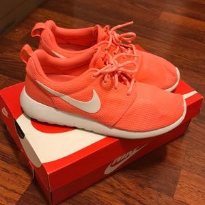 Nike Roshe in pale orange